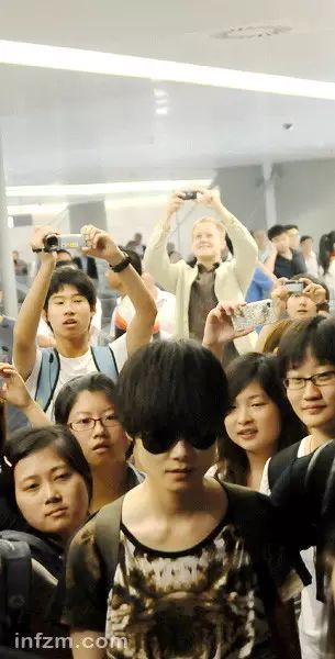 李宇春的经典曲目成为各地学校文艺活动的必选_李宇春传唱经典_李宇春文艺青年