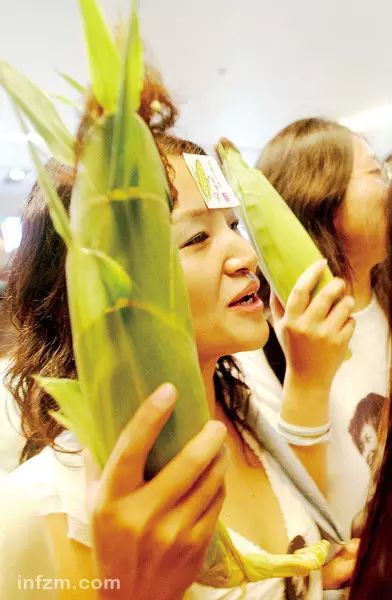 李宇春的经典曲目成为各地学校文艺活动的必选_李宇春传唱经典_李宇春文艺青年
