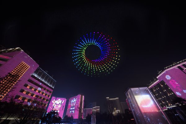 亿航白鹭3D立体无人机编队“时光隧道”