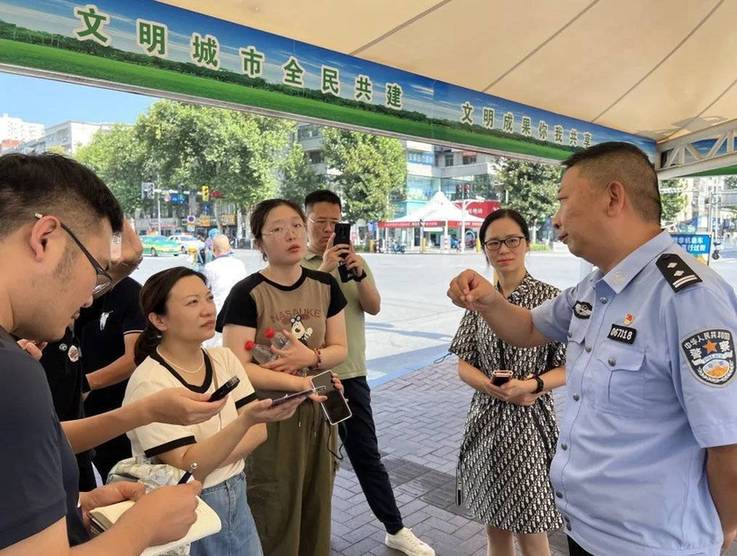 “车看灯”变成“灯看车” 人工智能红绿灯系统助力破解城市交通拥堵
