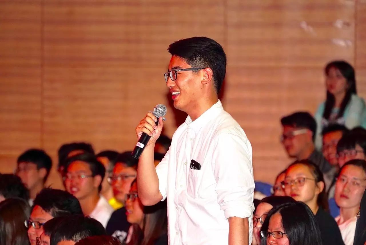 如何从渠道入手进入文化产业：黄进与健林董事长的文化自信实践探讨