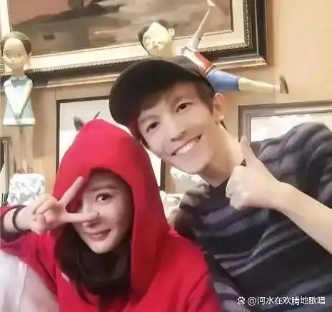 郭敬明探班杨幂照片曝光 两人互动引发网友热议