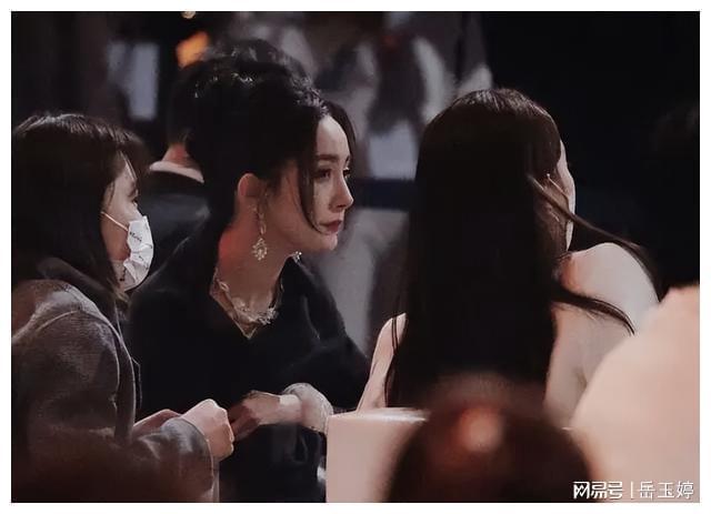 杨幂张小斐手挽手聚餐 昔日室友如今仍友情深厚 却被质疑看人下菜碟