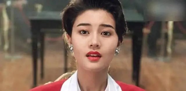 揭秘娱乐圈女演员的婚姻选择：美貌与平凡长相的老男人结合背后的真相