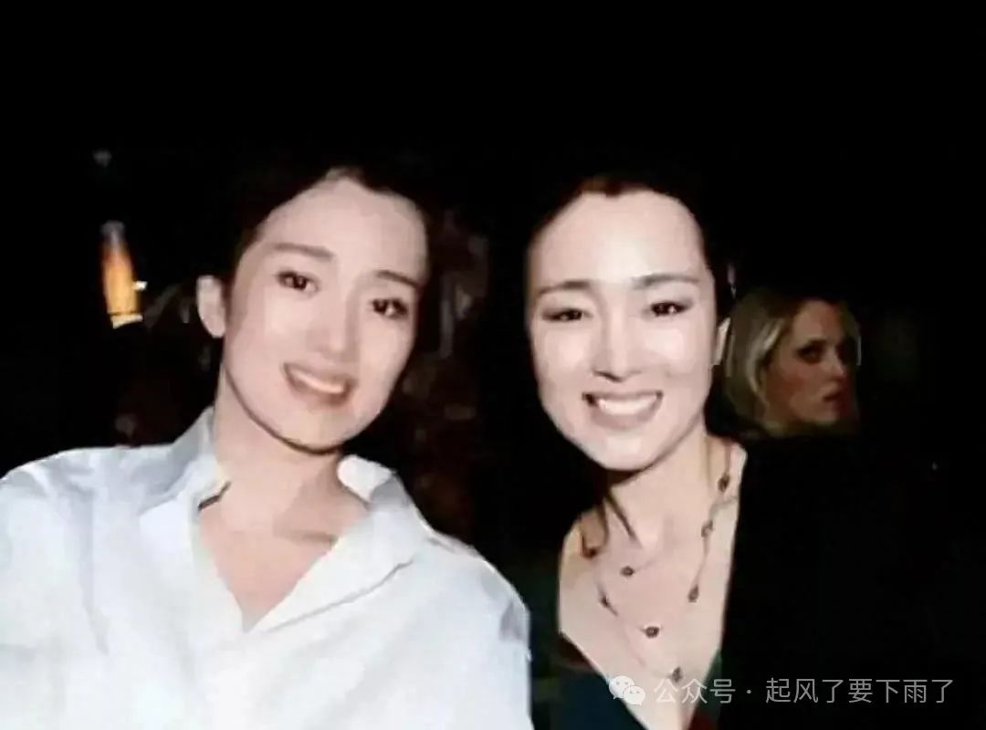巩俐与替身周显欣同框照片曝光惊人相似，回顾巩俐经典角色大牌气场