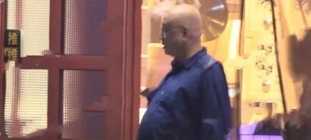 徐峥深夜与两位美女现身陈赫火锅店，巧妙公关转移焦点