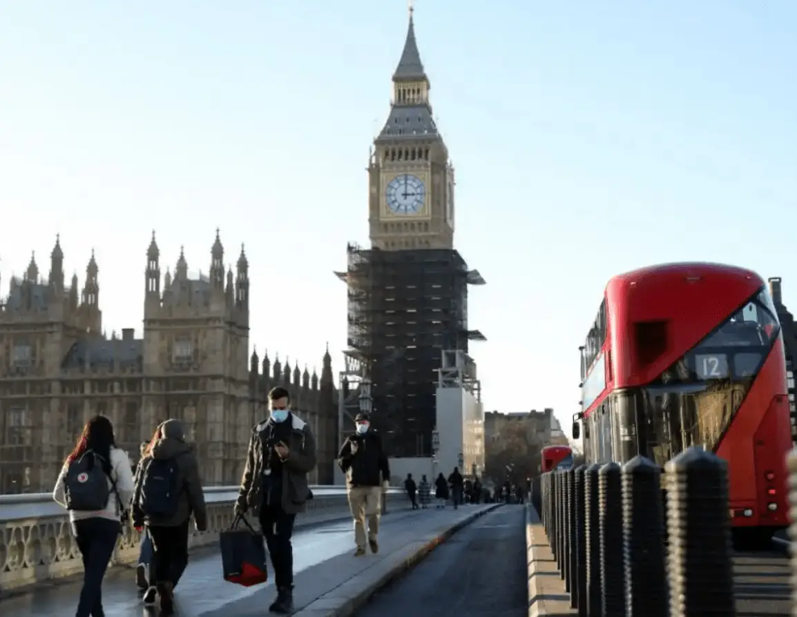 英镑大跌致李嘉诚身家蒸发百亿 英国资产缩水20% 30年最低价持续走低