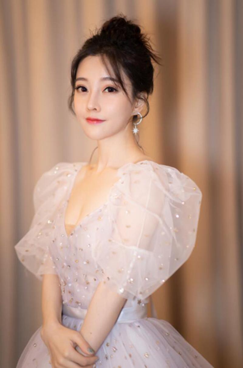 冯提莫：从网络主播到专业歌手的蜕变之路，2019年音乐成就回顾