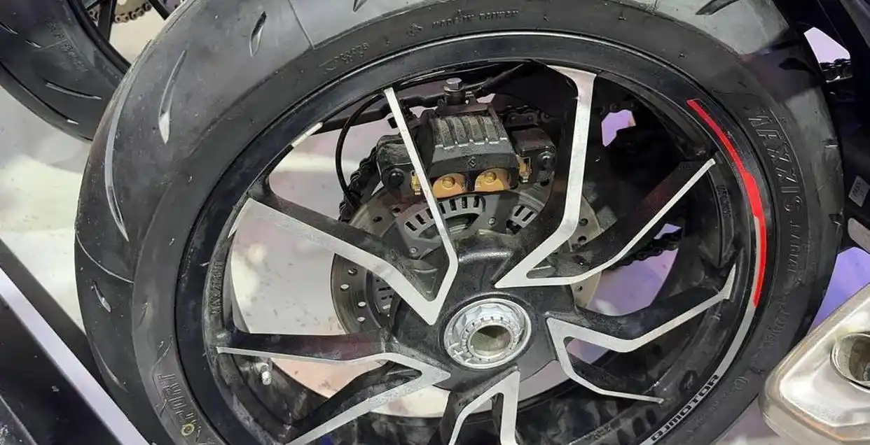飞跃新能源电动车_飞跃新能源电动车有限公在哪里_新时代电动汽车：技术上的飞跃与警示