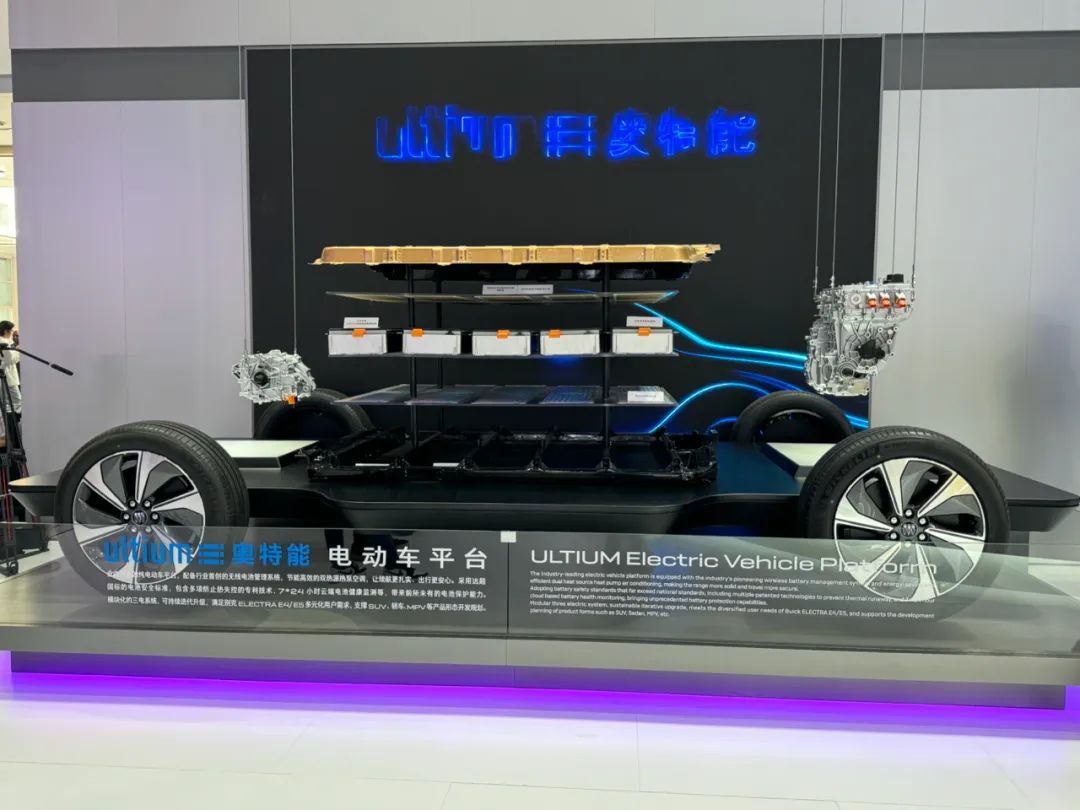 热门汽车展_时尚汽车海报_汽车与时尚：车展上的潮流元素